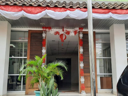 Dekorasi Merah Putih Hiasi Kantor Kelurahan Senayan | Beritaindonesia.id