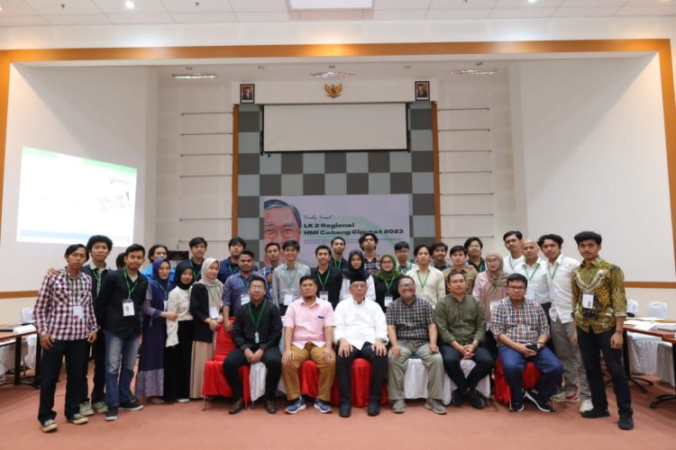 Benyamin Davnie saat mengisi materi Latihan Kader (LK) II Regional HMI Cabang Ciputat, dengan tema "Indonesia Outlook 2023: Peran Pemerintah Daerah, Partisipasi & Pengawasan dalam Pemilu 2024," di Pusat TIK Nasional UIN Jakarta, pada Minggu (26/2).