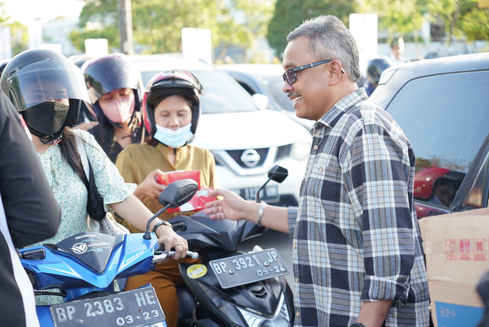 Di hari ke 18 Ramadan 1444 Hijriah, atau Minggu (9/4/2023) sore, Sekretaris Daerah Kota Batam H Jefridin ikut turun ke jalan, tepatnya di simpang lampu Merah Kepri Mall. 

Dengan kotak takjil di tangannya, Jefridin menyapa pengguna jalan kala lampu menyala merah, sembari membagikan makanan berbuka puasa tersebut. Tampak pengguna jalan tersebut senang, sambil mengucap terima kasih. 

Banyak yang kenal, ada juga yang tak tahu jika yang mereka temui tersebut adalah pemimpin tertinggi di Sekretariat Daerah Kota Batam, yang sering diminta mewakili Wali Kota Batam H Muhammad Rudi (HMR), menuntaskan beragam agenda penting daerah.

Ditemui usai membagikan takjil tersebut, Jefridin mengaku, bagi-bagi takjil ini gawean Hulubalang Junjung Negeri (HJN) Kota Batam. Ia sebagai pembina, diminta ikut serta. "Ada sekitar 500 kotak yang dibagikan sore ini," jelas Jefridin.

Suami Hj Hariyanti Jefridin ini juga mengapresiasi kegiatan semacam ini. Menurutnya, Bulan Ramadan harus menumbuhkan semangat solidaritas sosial, hasil dari proses transendensi atau hablum minallah yang tampak dalam sifat kemanusiaan yang luhur atau hablum minannas.

"Dari kepedulian tersebut, akan muncul panggilan iman dan ketauhidan yang kuat sehingga membentuk solidaritas sosial yang kuat, jernih, dan serba baik," terangnya.

Sekadar diketahui, berbagi takjil adalah memberi makanan untuk orang yang berpuasa menjelang berbuka dan hal ini merupakan perkara sunnah dan mendapatkan pahala orang berpuasa tanpa mengurangi pahala orang tersebut.

Adapun salah satu amalan Ramadan adalah bersikap pemurah atau dermawan. Sedekah dan kedermawanan sejatinya amalan yang tidak dibatasi ruang dan waktu, kapan saja dan di mana saja, ibadah ini bisa dilakukan kepada siapa saja, terutama yang membutuhkan.

Puasa sendiri melatih umat Islam untuk menjadi insan yang mampu berempati, merasakan derita sesamanya. Hal ini diharapkan melahirkan sikap ta'awun, yakni semangat saling menolong dan bekerja sama dengan orang lain secara tulus dan baik. 

Orang yang kaya berbagi dengan saudaranya yang fakir dan miskin. Mereka yang berilmu, selayaknya bisa berbagai pengetahuan dengan orang lain. 

Dan orang yang sedang mendapat amanah kekuasaan, sudah seharusnya menyejahterakan masyarakatnya. 