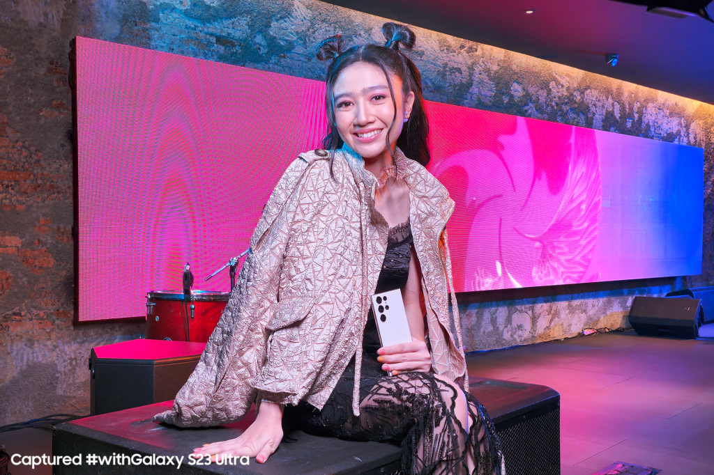 Febby Rastanty Bagikan Tips Bikin Foto OOTD Konser Jadi Epic dengan Galaxy S23 Ultra 2 Febby Rastanty Bagikan Tips Bikin Foto OOTD Konser Jadi Epic dengan Galaxy S23 Ultra 2