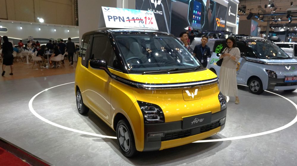 Wuling Air ev Long Range menggunakan baterai berkapasitas 267 kWh yang mampu menempuh jarak hingga 300 kilometer. 1000x561